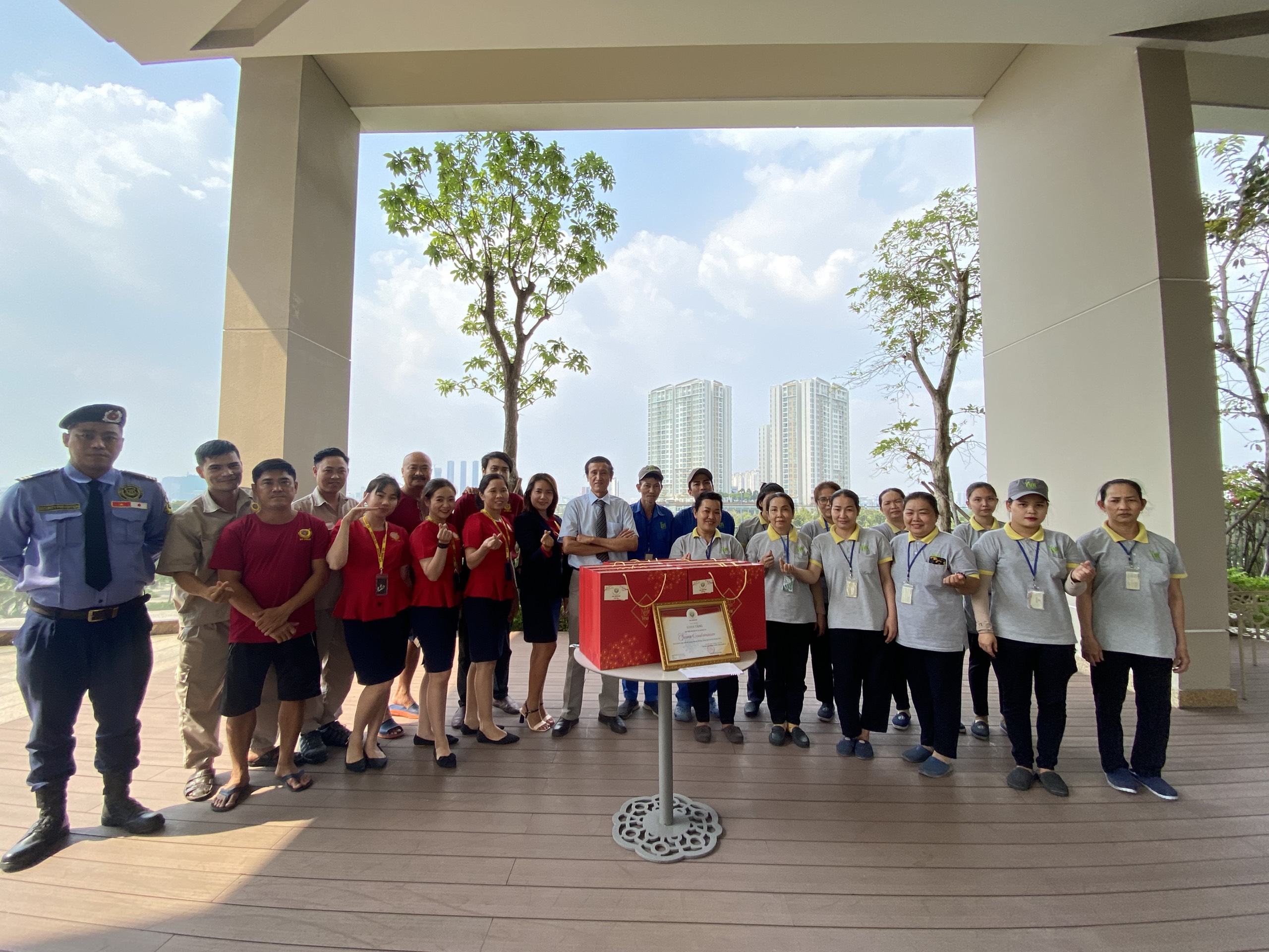 Ban Lãnh đạo My House tận tay trao quà đến nhân viên