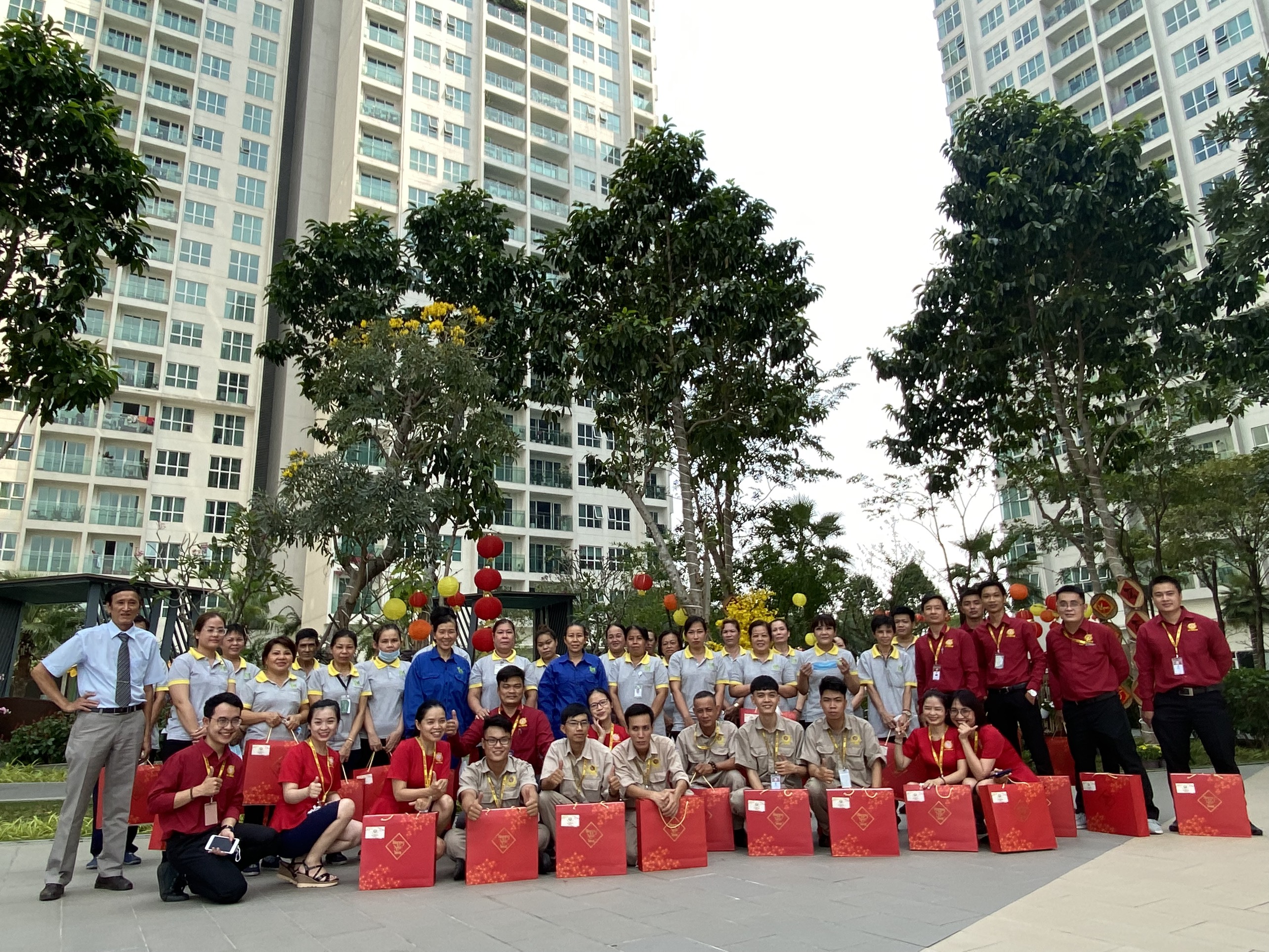 Ban Lãnh đạo My House tận tay trao quà đến nhân viên