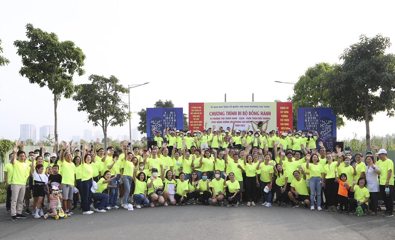 A group of people posing for a photoDescription automatically generated with medium confidence