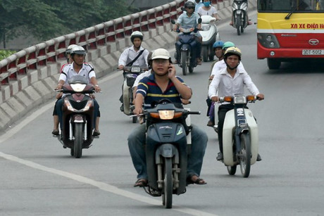 Từ 01 08 2016, nghe điện thoại khi đi xe máy bị phạt đến 200.000 đồng
