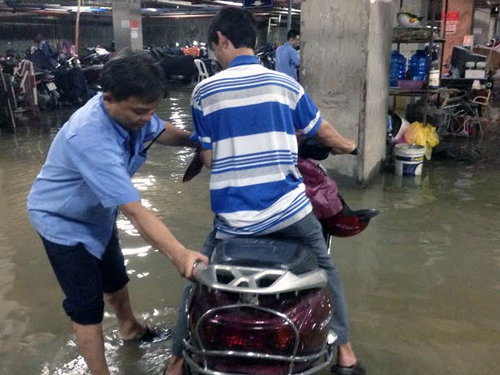 Chung cư bị ngập nặng sau mưa Chung cư bị ngập nặng sau mưa