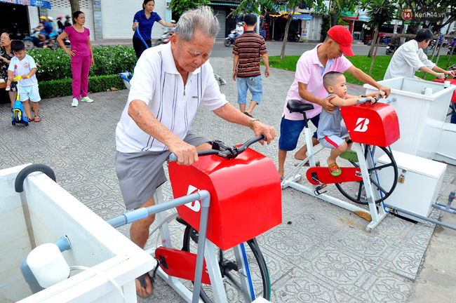 Sài Gòn nổi hứng: Trẻ già kéo nhau đạp xe lọc nước ‘kênh Nhiêu Lộc’.