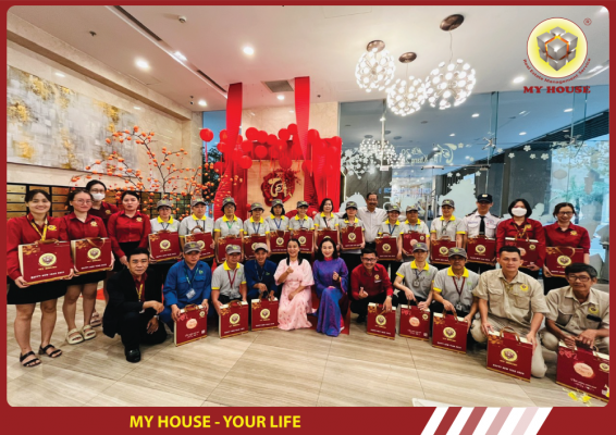 MY HOUSE – TẶNG QUÀ VÀ CHÚC TẾT NHÂN VIÊN